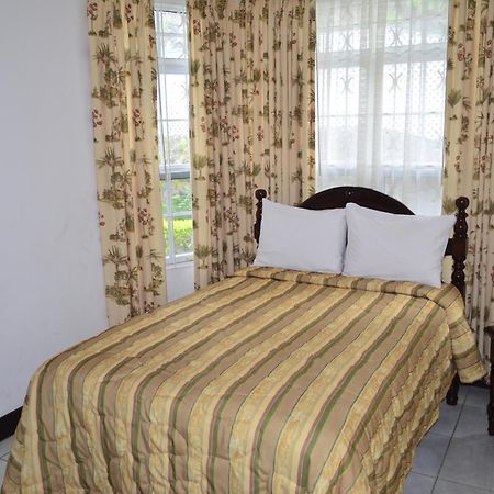 Pink Rock Inn Bed&Breakfast Ocho Rios Exterior foto